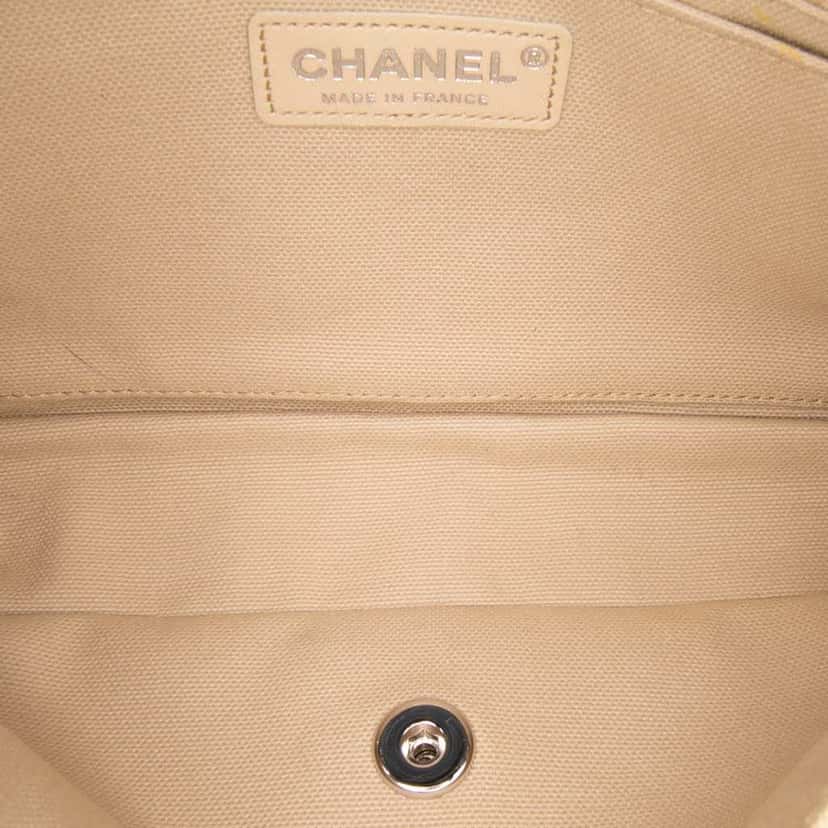 Chanel Paris Dubai Medium Quilted Denim Pompom Flap Blue Denim Good condition - Model View