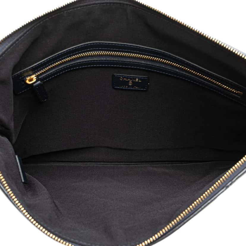 Chanel CC Large Quilted Lambskin O Case Clutch Blue Leather Good condition - Model View
