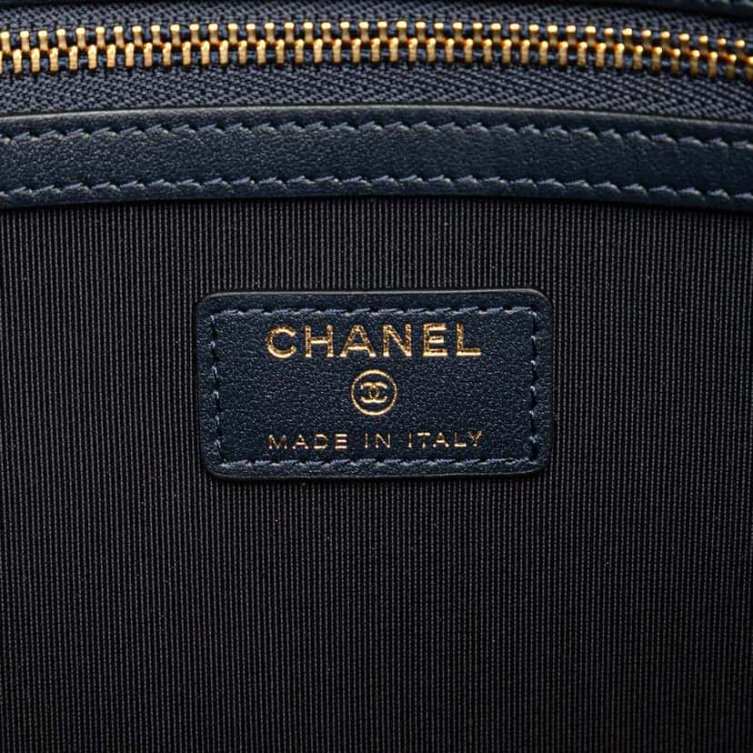 Chanel CC Large Quilted Lambskin O Case Clutch Blue Leather Good condition - Box View