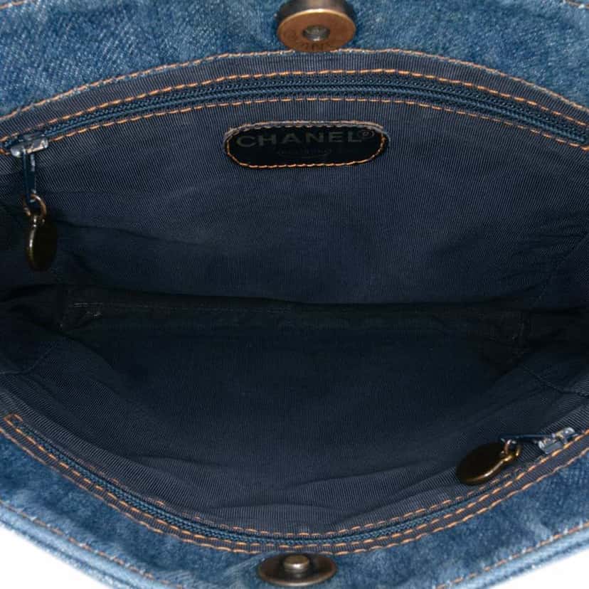 Chanel Small CC Stitched Denim Tote Blue Denim Good condition - Model View