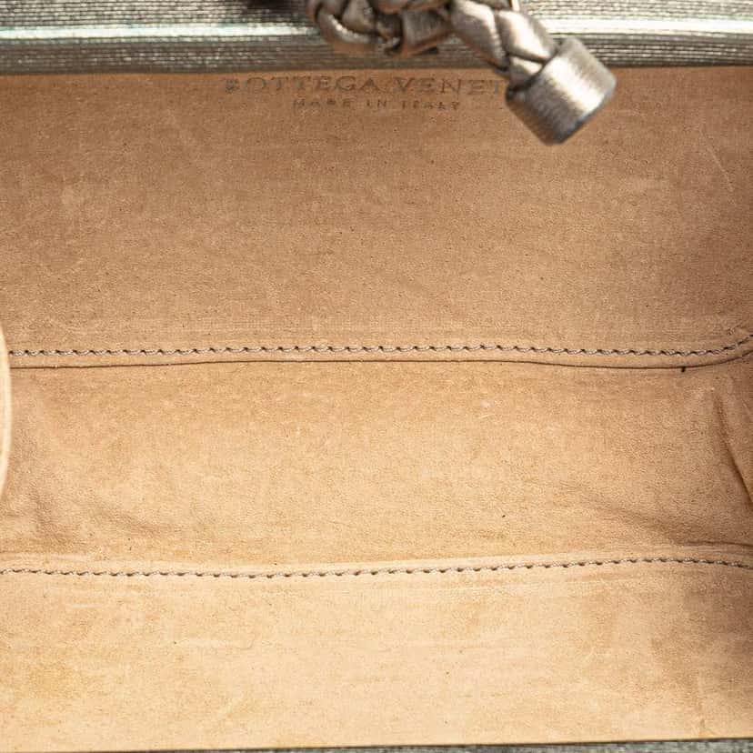 Bottega Veneta Nappa Intrecciato Flower Knot Clutch Silver Leather Good condition - Model View