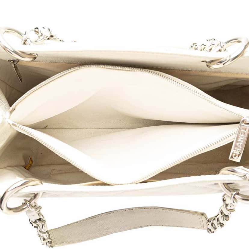 Chanel Caviar Grand Shopping Tote White Leather Good condition - Model View