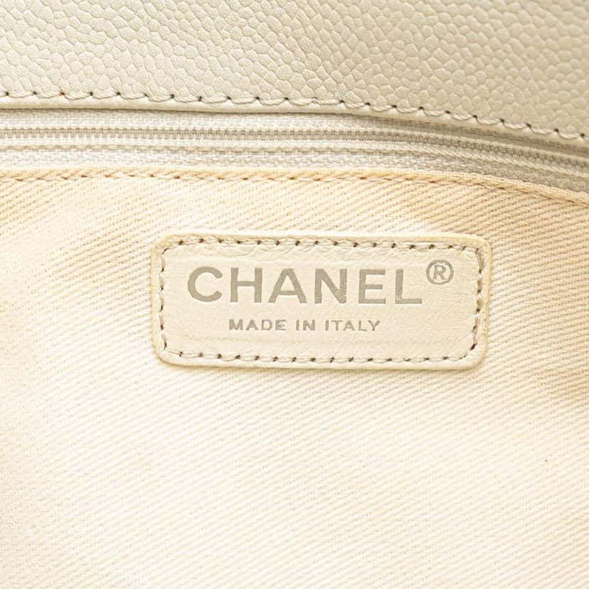 Chanel Caviar Grand Shopping Tote White Leather Good condition - Box View