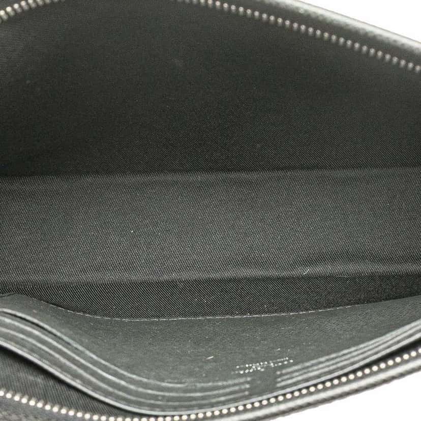 Louis Vuitton Taiga Pochette Voyage MM Black Leather Good condition - Model View