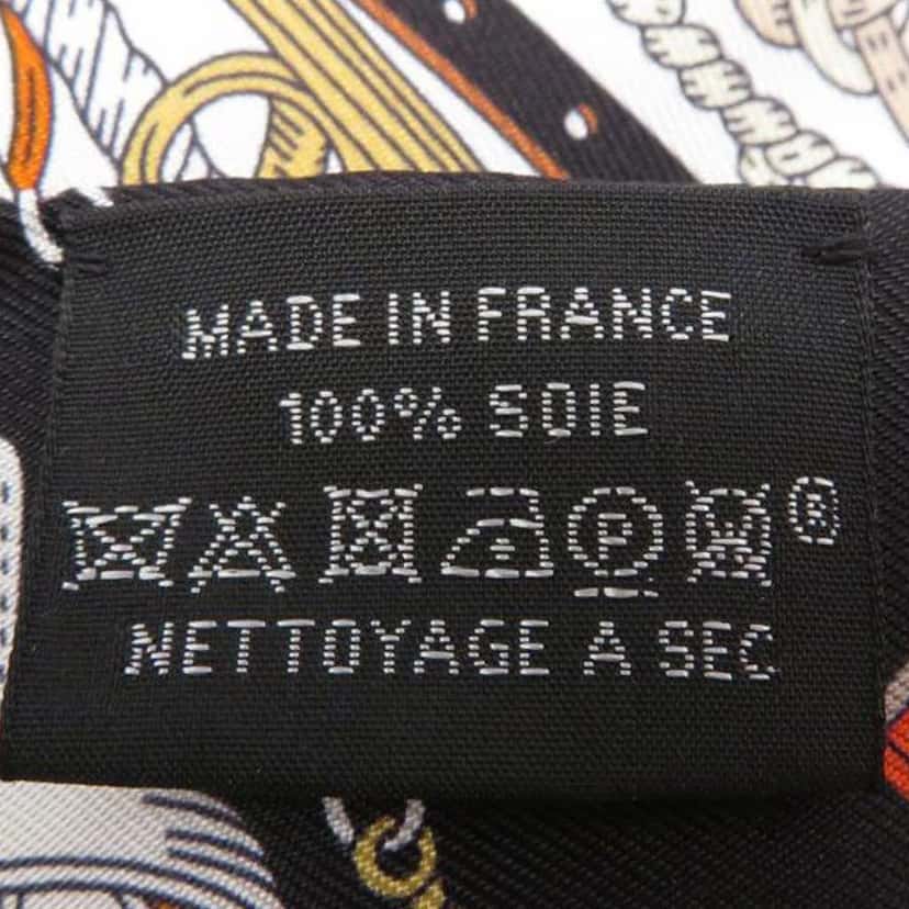 Hermès Bouquets Sellier Silk Twilly Scarf White Silk Very good condition - Model View