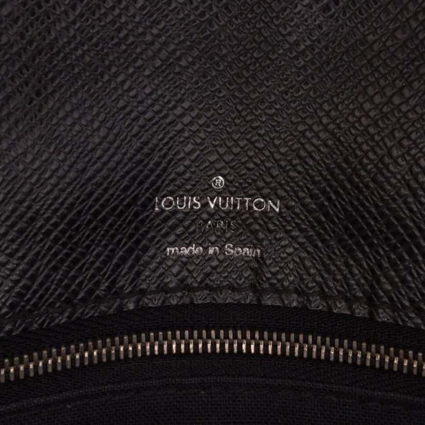 Louis Vuitton Taiga Belaia Clutch Black Leather Good condition - Box View