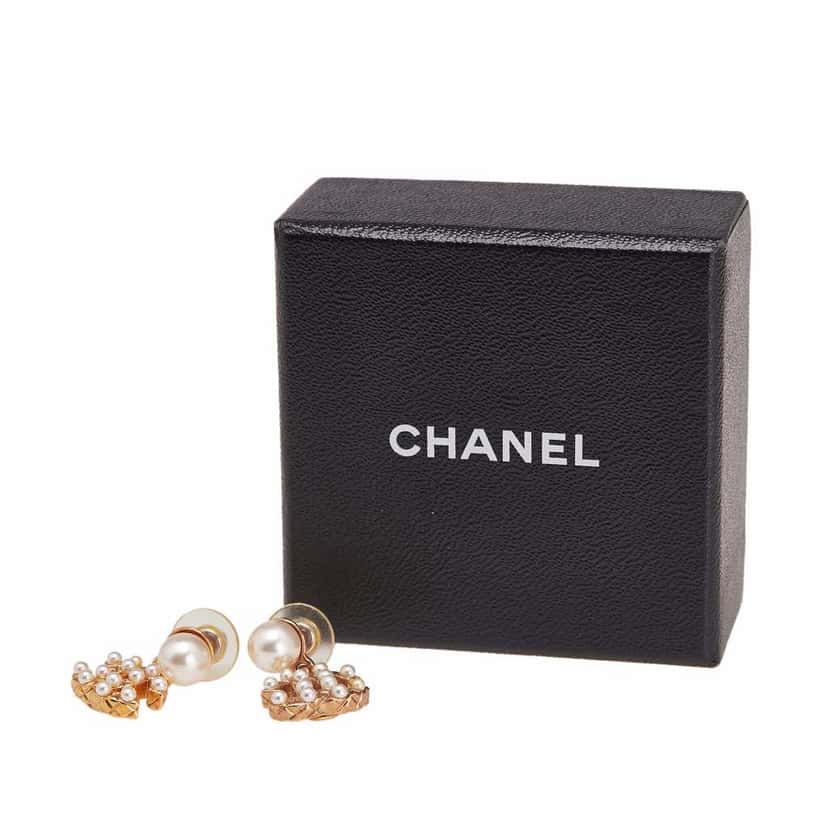 Chanel CC Gold Plated Faux Pearl Drop Push Back Earrings Gold Metal Good condition - Model View