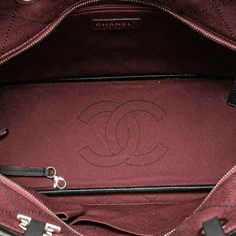 Chanel CC Caviar Wild Stitch On the Road Tote Black Leather Good condition - Model View
