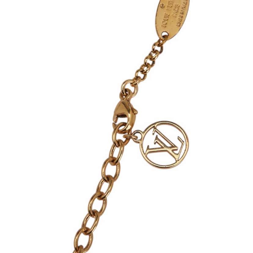 Louis Vuitton Gold Plated Locky Pendant Necklace Gold Metal Good condition - Model View