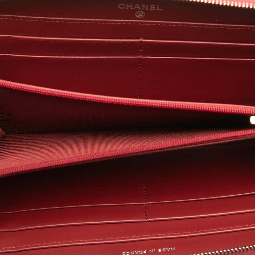 Chanel CC Quilted Caviar Zip Around Long Wallet Red Leather Very good condition - Model View
