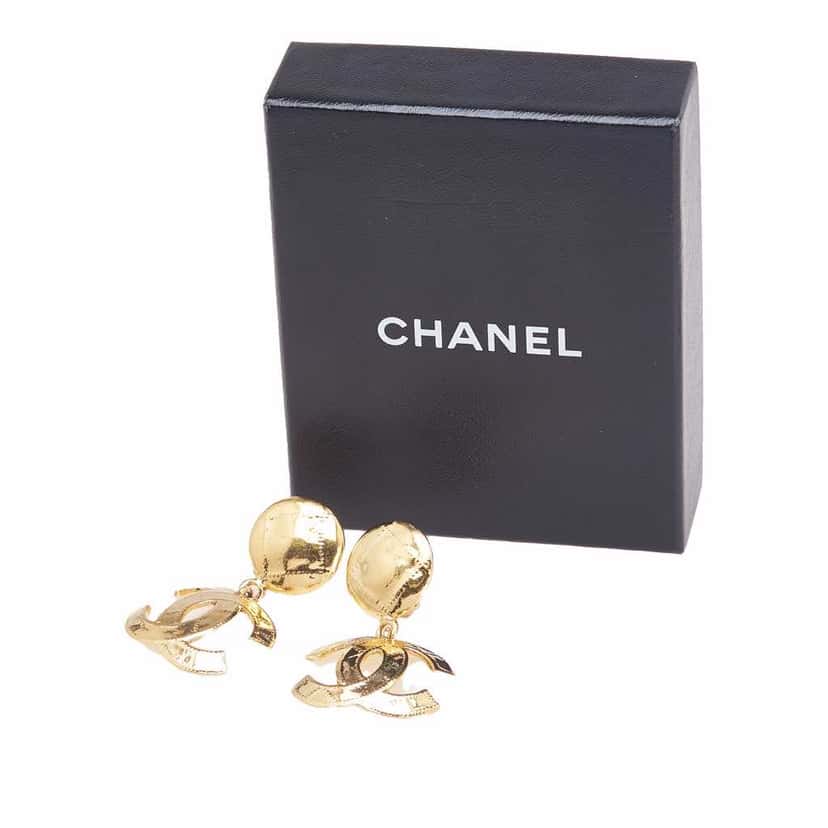 Chanel Gold Plated CC Swing Clip On Earrings Gold Metal Good condition - Model View