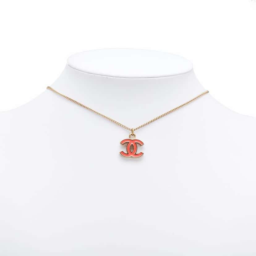 Chanel Gold Plated Enamel CC Pendant Necklace Gold Metal Good condition - Model View