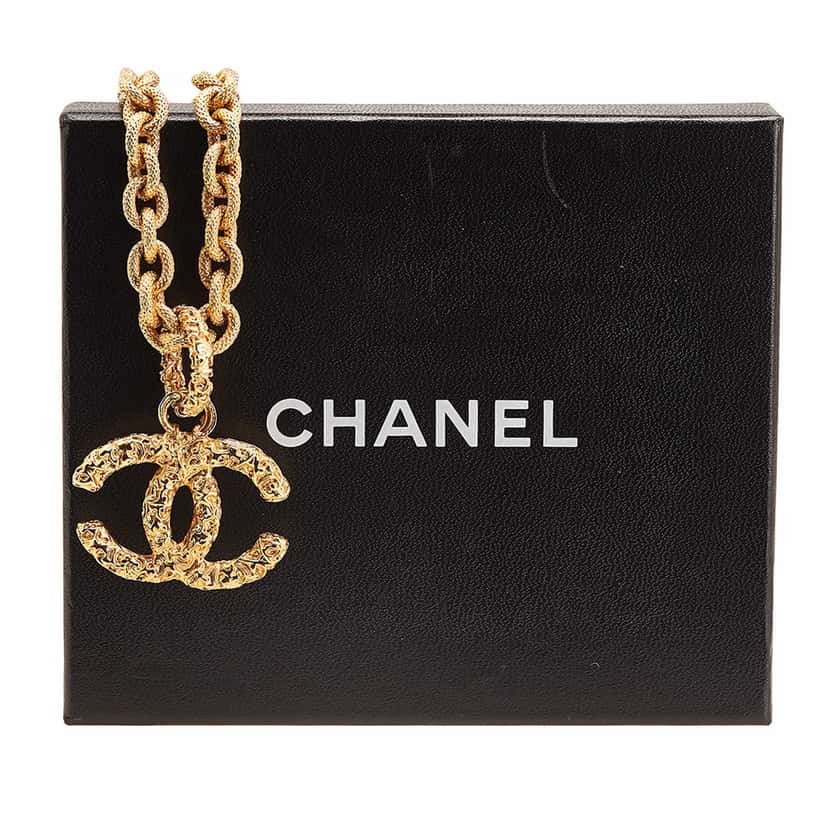 Chanel Lava Collection CC 24K Yellow Gold Pendant Necklace Gold Gold Good condition - Model View