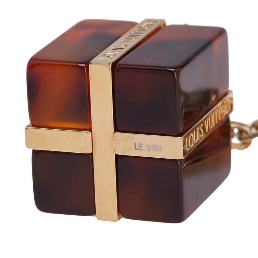 Louis Vuitton Gold Plated and Resin Gift Box Key Ring and Bag Charm Gold Metal Good condition - Model View