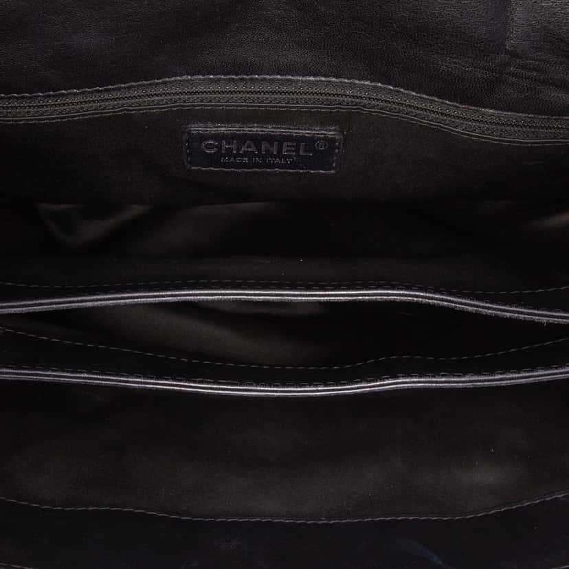 Chanel Maxi Quilted Lambskin 3 Flap Black Leather Good condition - Model View