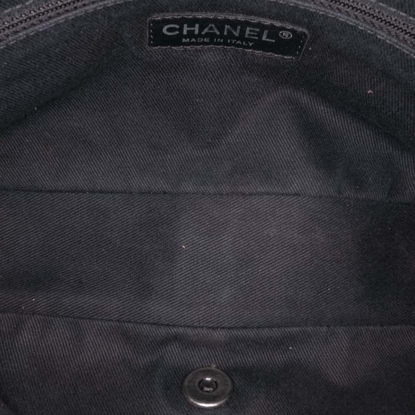Chanel Medium Quilted Iridescent Caviar Easy Flap Blue Leather Good condition - Model View