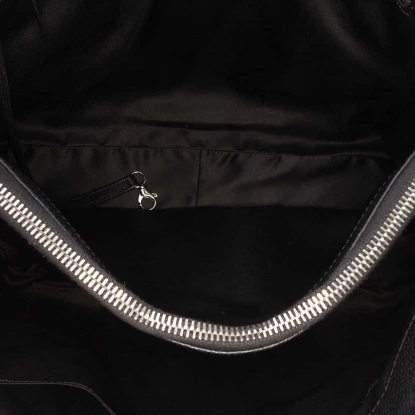 Chanel Caviar Grand Shopping Tote Black Leather Good condition - Model View