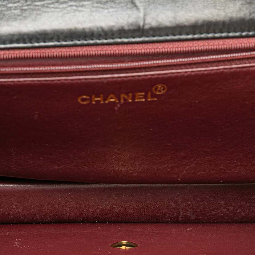 Chanel Medium CC Quilted Lambskin Single Flap Black Leather Good condition - Model View