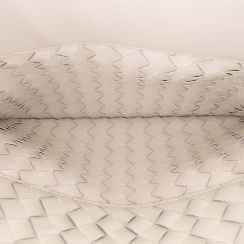 Bottega Veneta Brushed Calfskin Intrecciato Cradle Fold Over Shoulder Bag White Leather Good condition - Model View