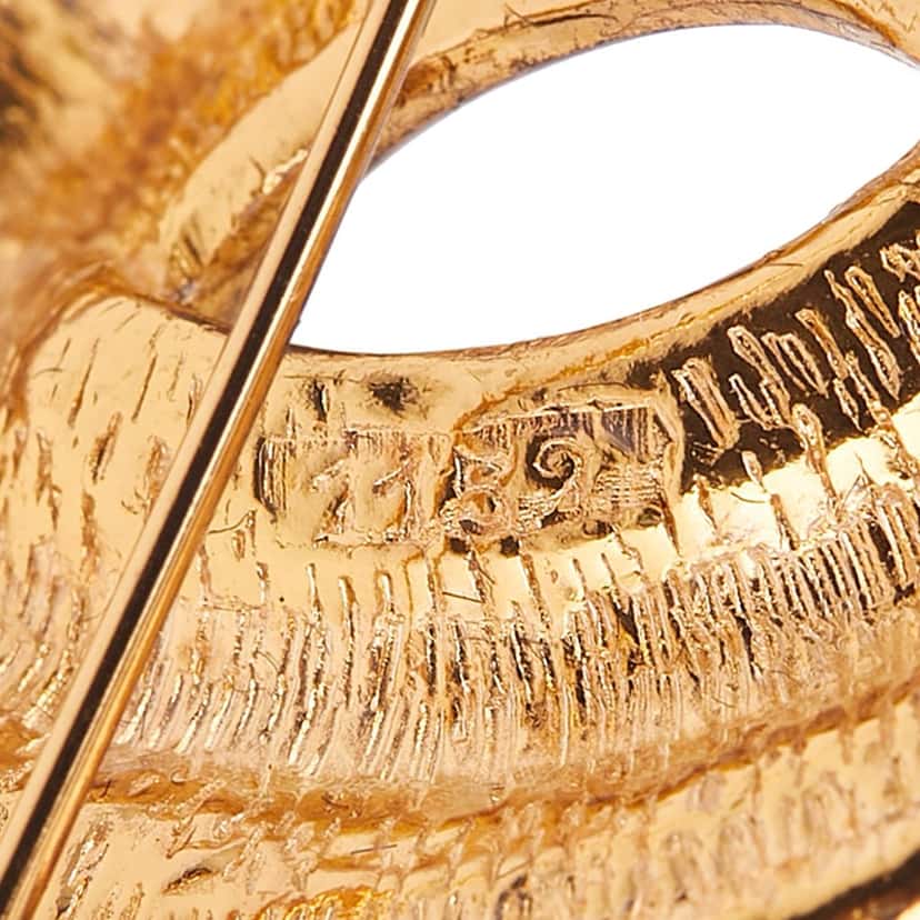 Chanel Gold Plated CC Quilted Brooch Gold Metal Good condition - Model View