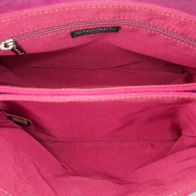 Chanel CC Choco Bar Suede Beaded Chain Flap Pink Leather Very good condition - Model View