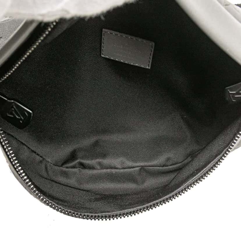 Louis Vuitton Monogram Shadow Discovery Bumbag Grey Leather Good condition - Model View