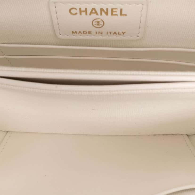 Chanel Quilted Shiny Lambskin Flap with Chain White Leather Good condition - Model View
