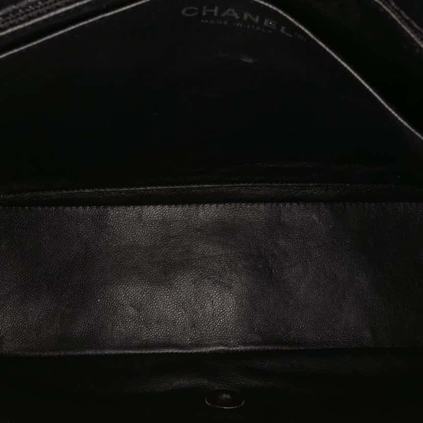 Chanel Maxi Classic Chevron Patent Single Flap Black Leather Good condition - Model View
