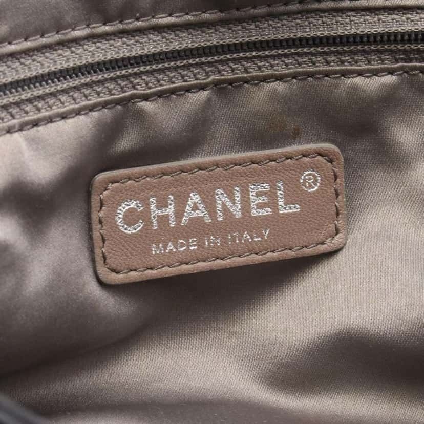 Chanel CC Calfskin Modern Chain Rhodoid East West Tote Black Leather Good condition - Model View