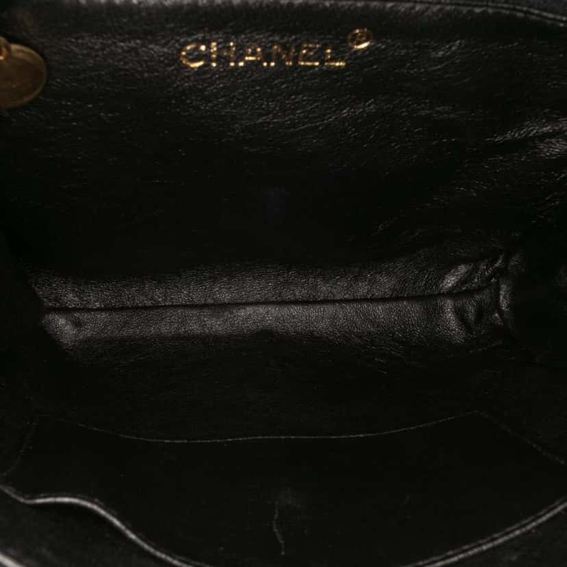 Chanel CC Quilted Velvet Flap Black Velvet Good condition - Model View