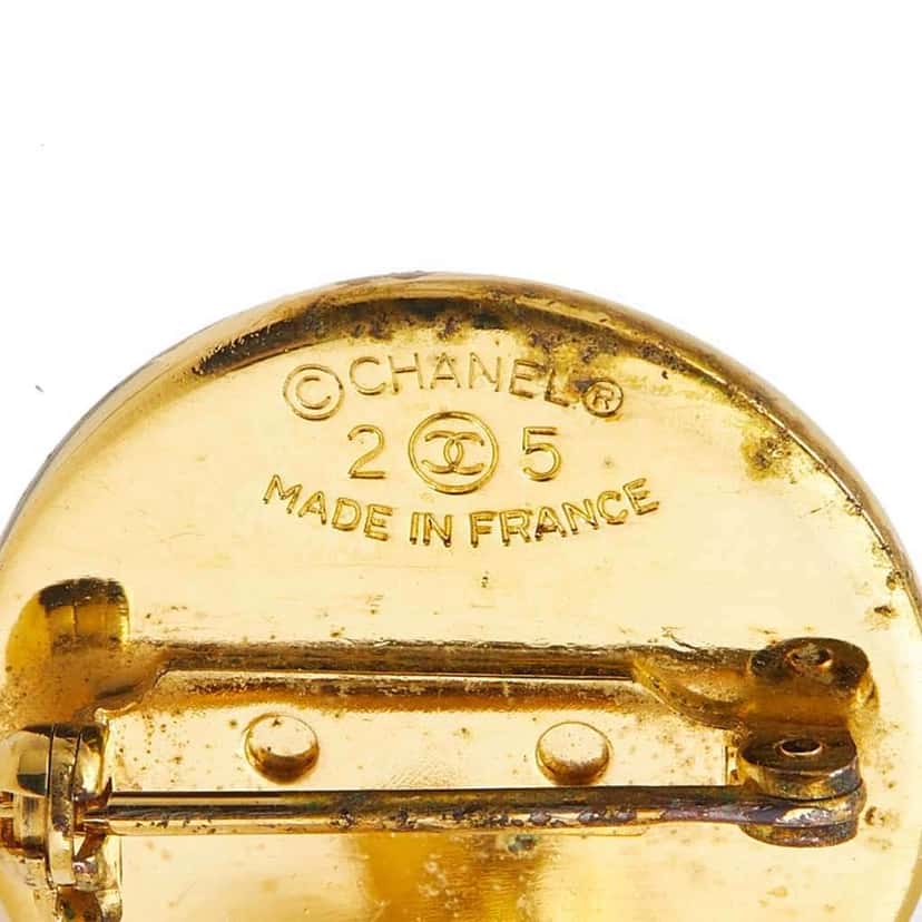 Chanel Gold Plated CC Medallion Handbag Brooch Gold Metal Good condition - Model View