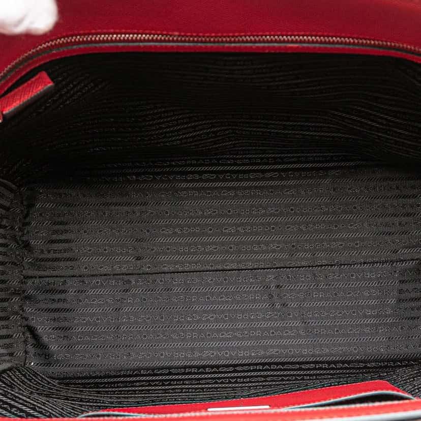 Prada Saffiano Cuir Tote Red Leather Good condition - Model View