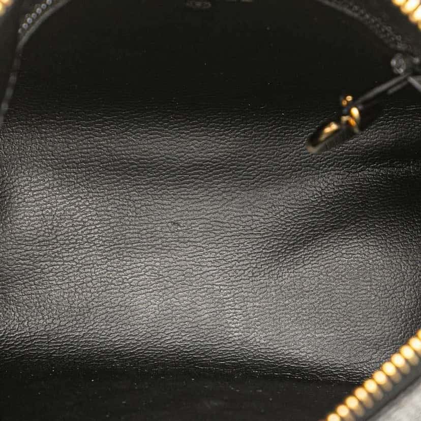 Chanel CC Caviar Cosmetic Pouch Black Leather Good condition - Model View