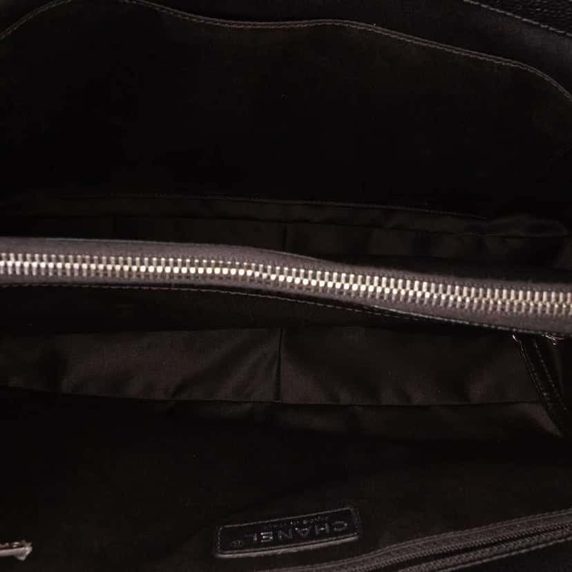 Chanel Caviar Grand Shopping Tote Black Leather Good condition - Model View