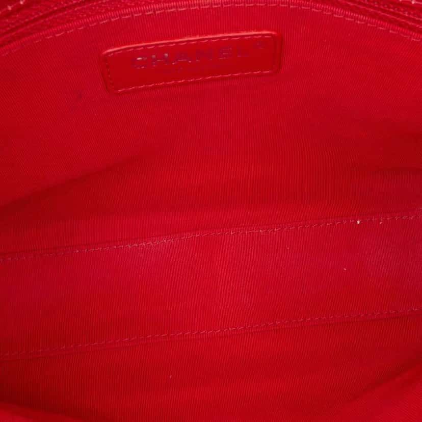 Chanel CC Quilted Crumpled Calfskin and Grosgrain Flap Red Leather Good condition - Model View
