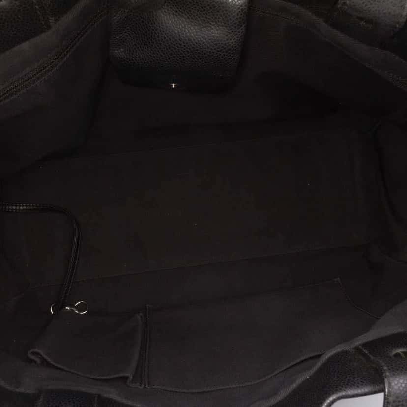 Chanel CC Caviar Tote Black Leather Good condition - Model View