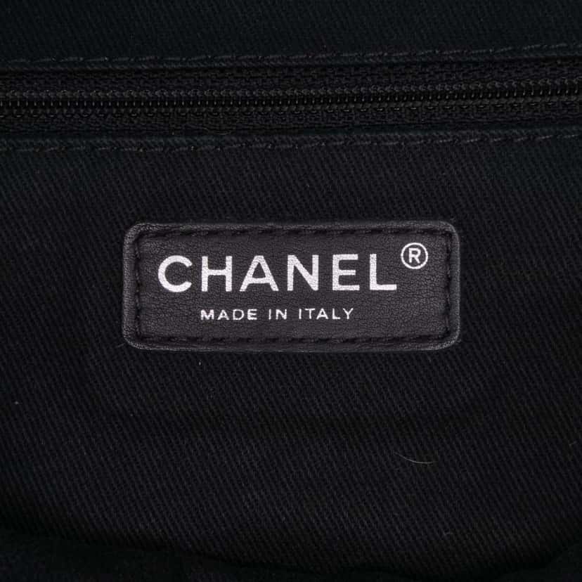 Chanel Jumbo Quilted Iridescent Caviar Easy Flap Purple Leather Good condition - Box View