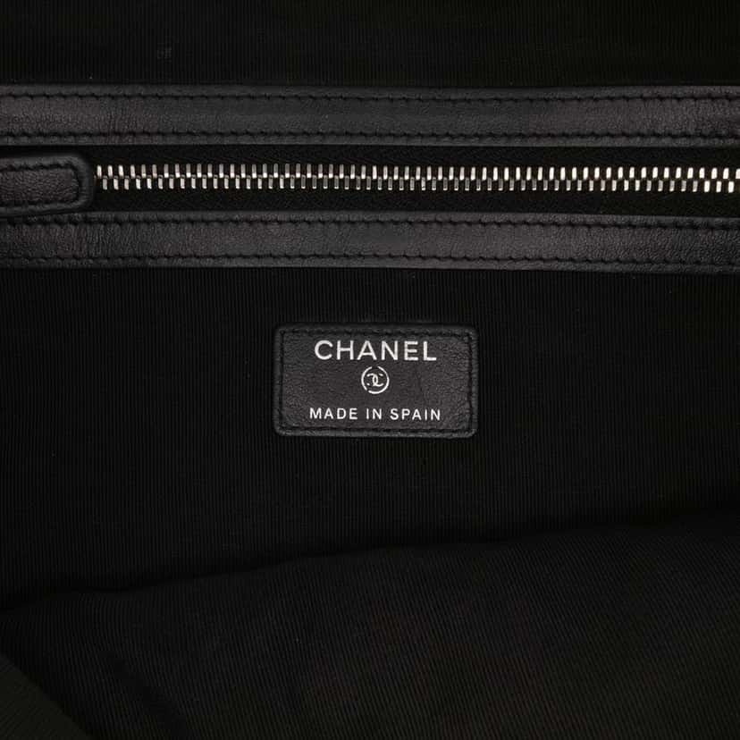 Chanel Large Quilted Caviar Boy O Case Clutch Black Leather Good condition - Box View