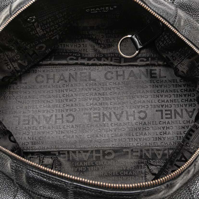 Chanel Choco Bar Caviar Shoulder Bag Black Leather Good condition - Model View