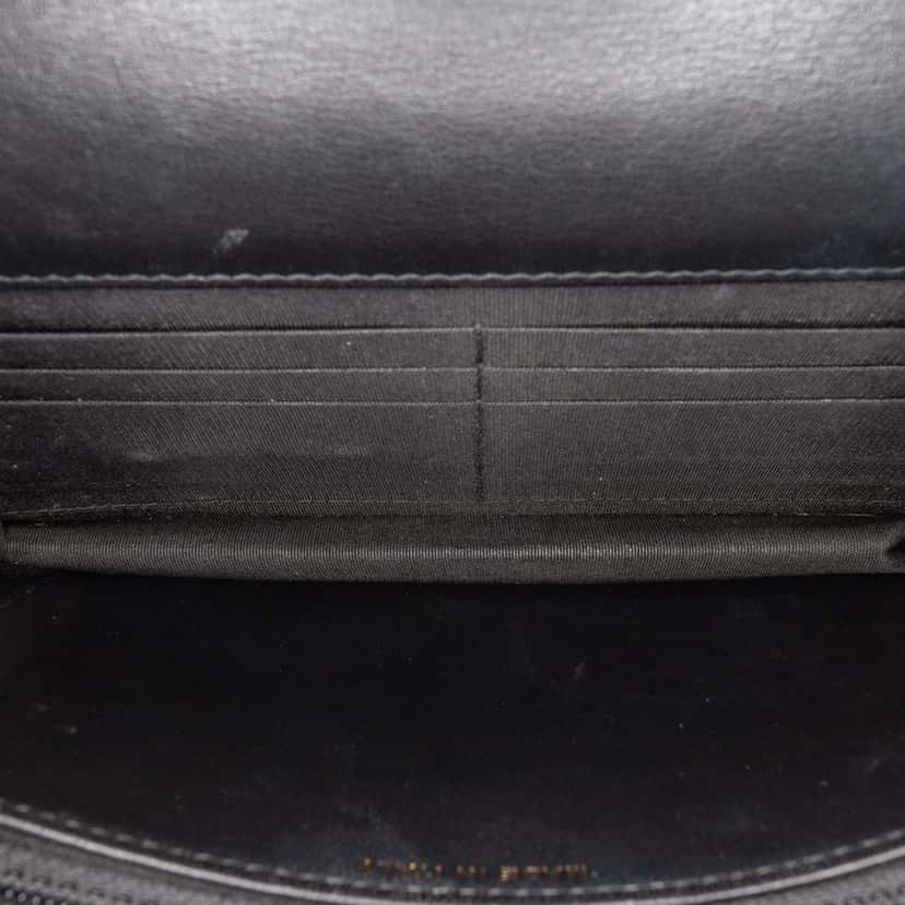 Chanel Quilted Crackled Patent Calfskin Pearl Wallet On Chain Black Leather Good condition - Model View
