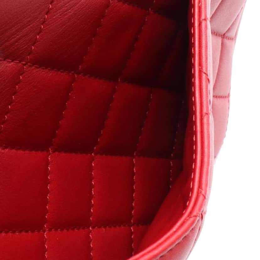 Chanel Medium Quilted Calfskin CC Filigree Incognito Flap Red Leather Good condition - Model View