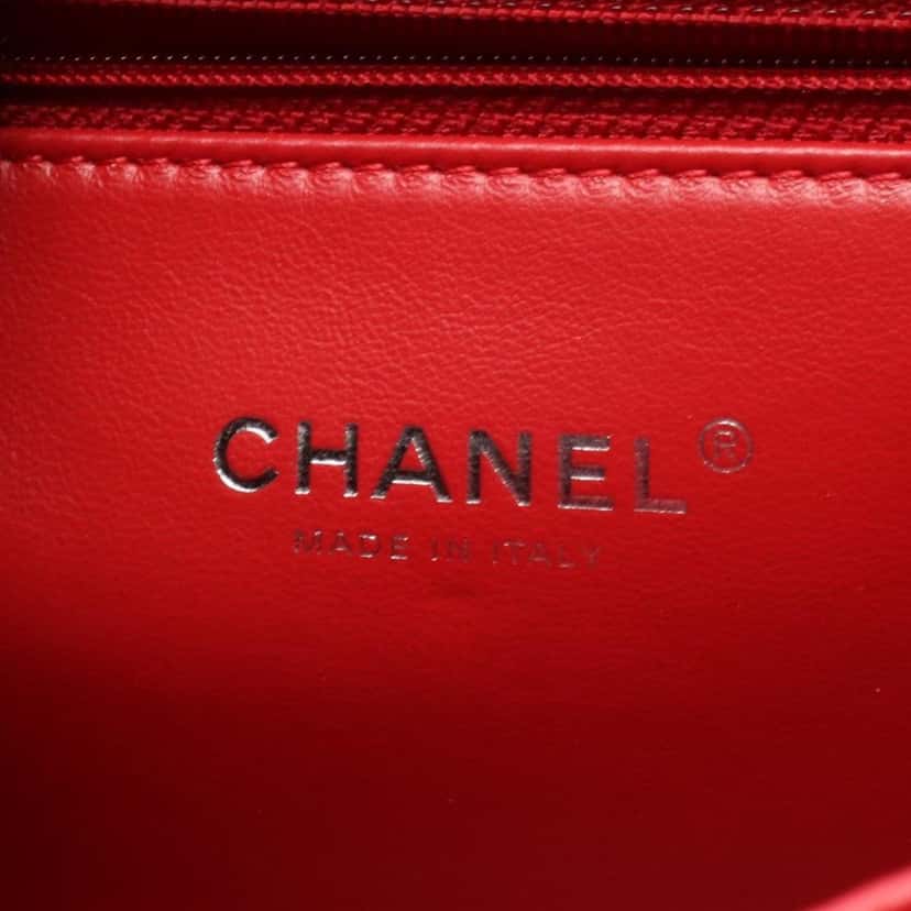 Chanel Medium Quilted Calfskin CC Filigree Incognito Flap Red Leather Good condition - Box View