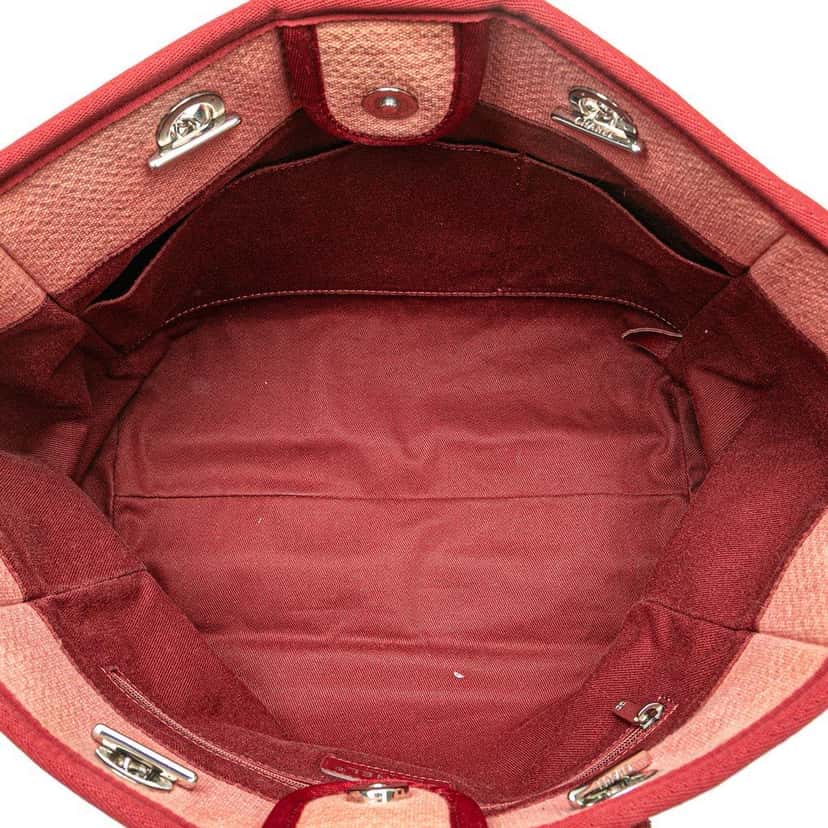 Chanel Small Canvas Deauville Tote Pink Canvas Good condition - Model View