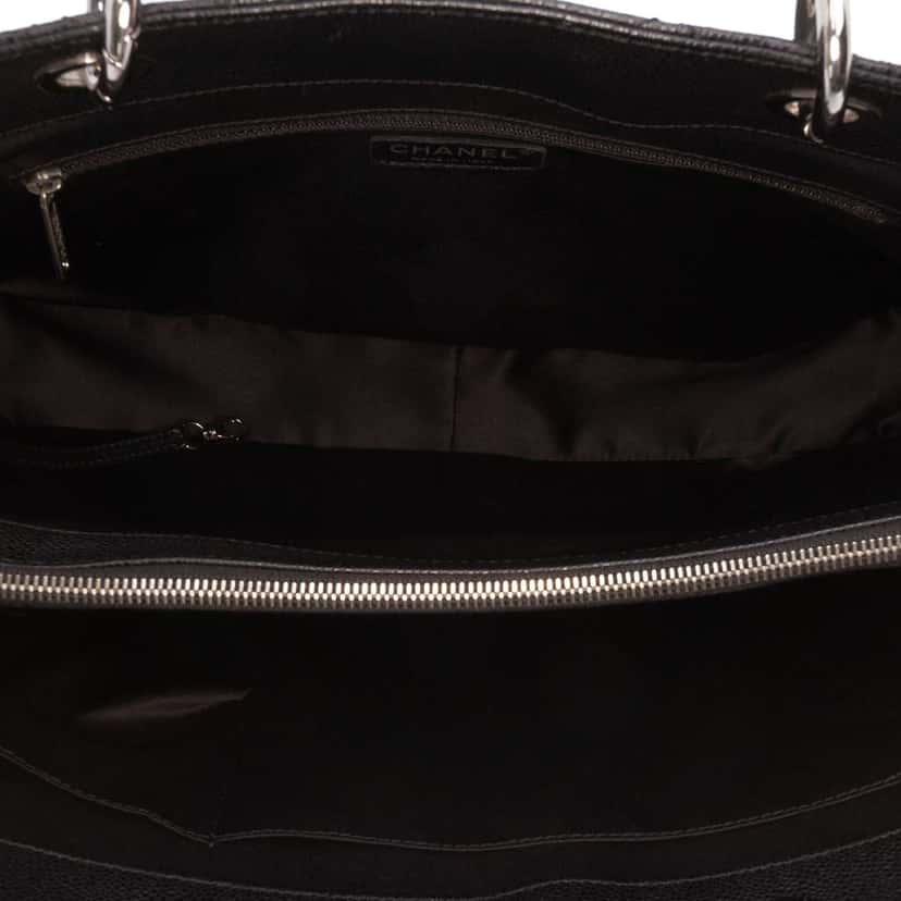 Chanel Caviar Grand Shopping Tote XL Black Leather Good condition - Model View