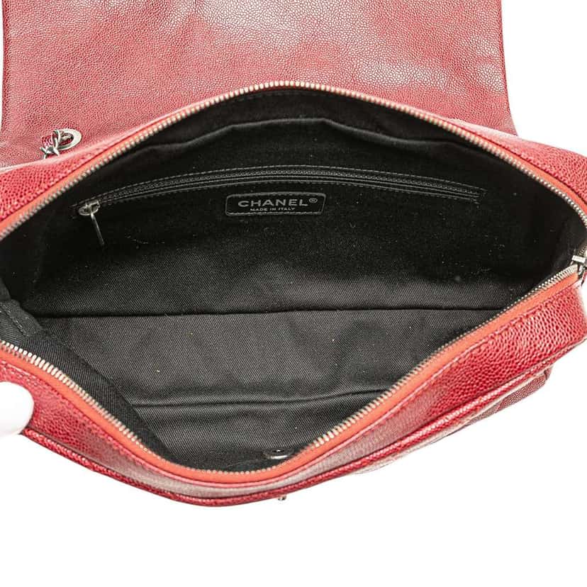 Chanel Jumbo Quilted Iridescent Caviar Easy Flap Red Leather Good condition - Model View