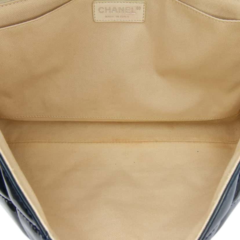 Chanel Quilted Patent In The Business Flap Blue Leather Good condition - Model View