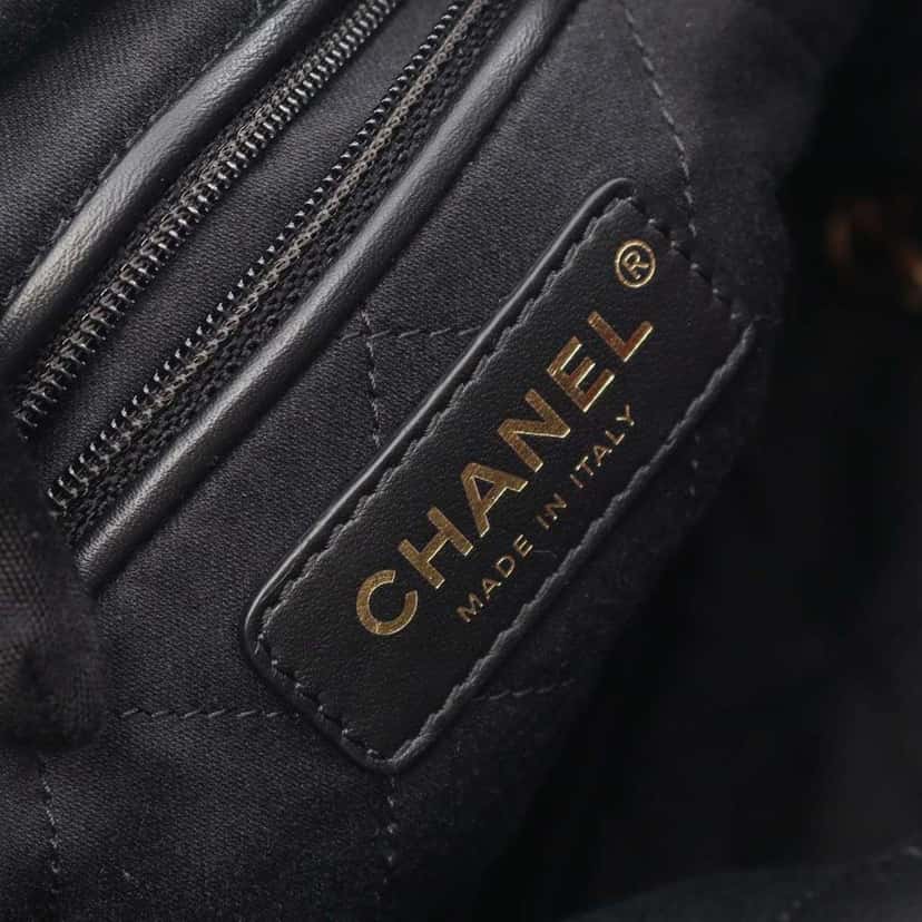 Chanel Small Tweed 22 Handbag Red Tweed Good condition - Model View