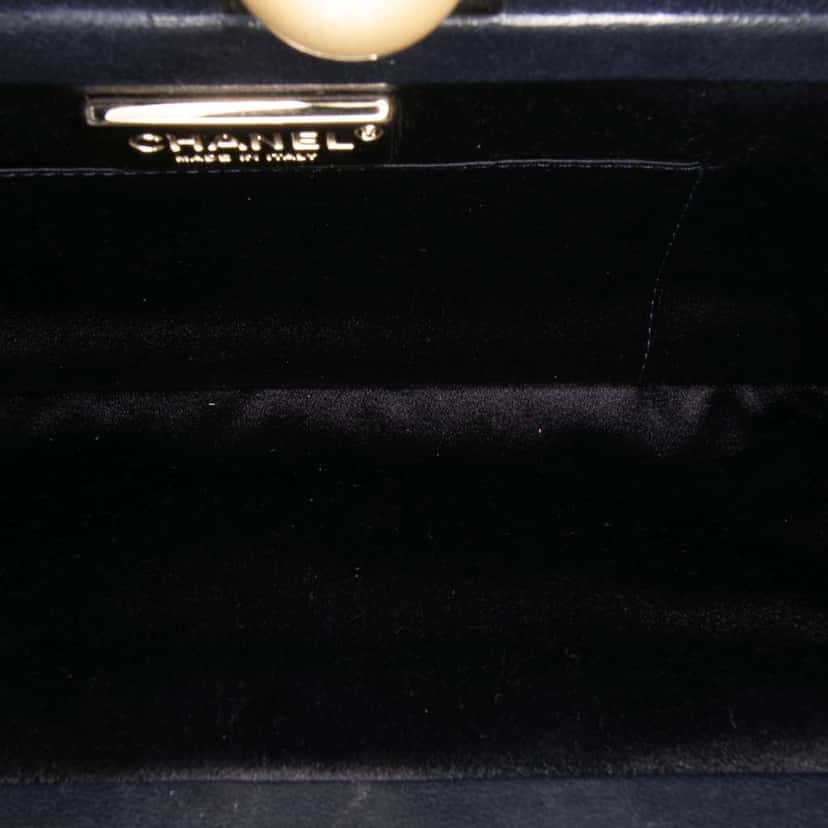 Chanel CC Quilted Lambskin Pearl Clutch Black Leather Good condition - Model View