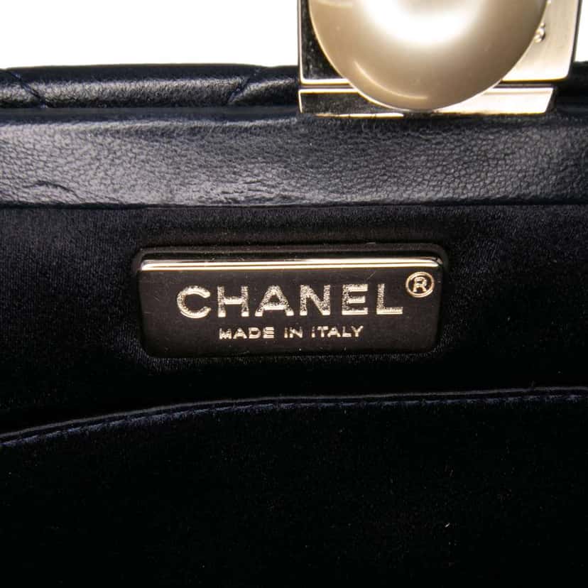 Chanel CC Quilted Lambskin Pearl Clutch Black Leather Good condition - Box View