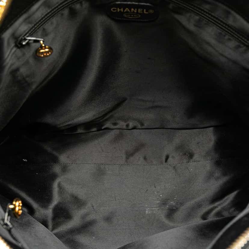 Chanel CC Caviar Chain Tote Black Leather Good condition - Model View